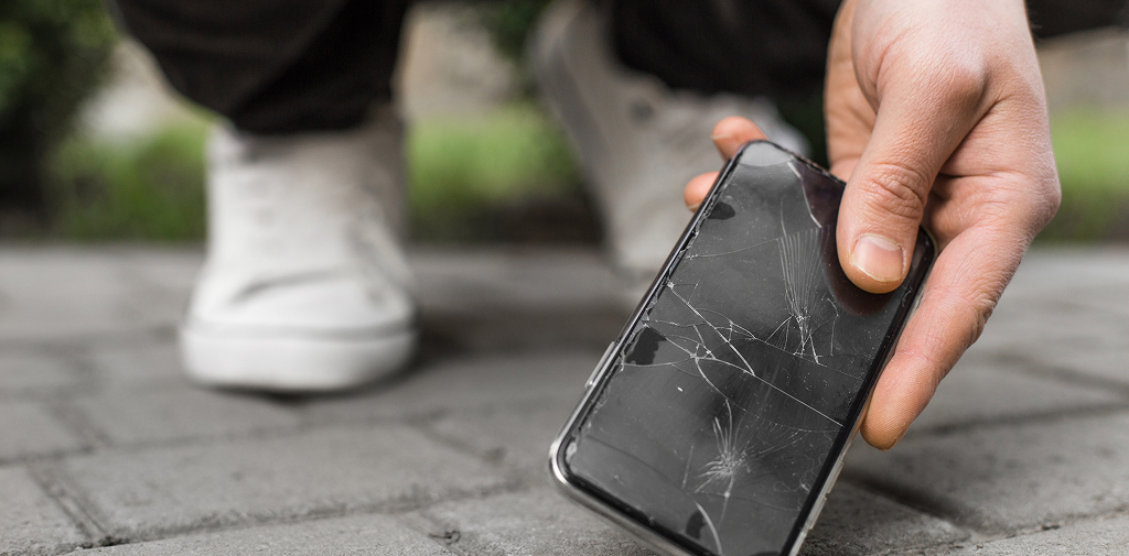 Удаление повреждений с дисплея смартфона: бытовые и профессиональные способы